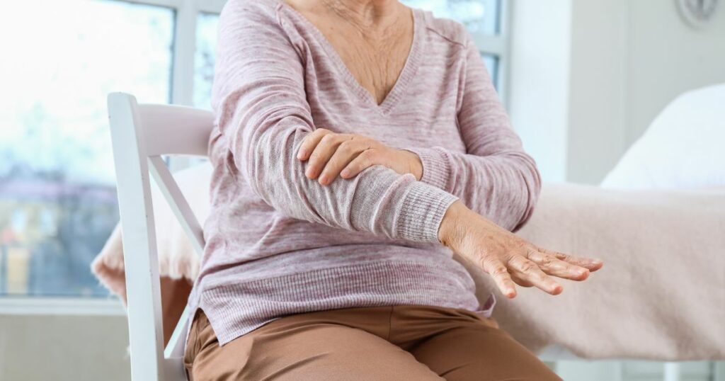 帕金森氏病與中風及失智症併列為老年人三大疾病，影響國人健康甚大。其中，帕金森氏症（Parkinson's disease，簡稱 PD）是一種影響中樞神經系統的慢性神經退化疾病，主要影響運動神經系統，它的症狀通常會隨時間緩慢出現。你的家庭中是否也有相同的狀況呢？有沒有除了藥物或手術的方式來舒緩？