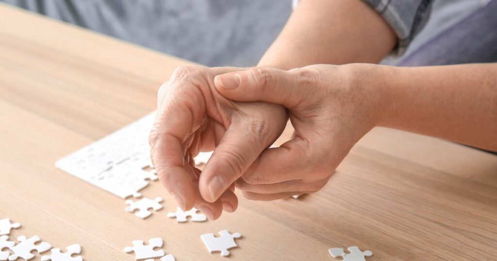 帕金森氏病與中風及失智症併列為老年人三大疾病，影響國人健康甚大。其中，帕金森氏症（Parkinson's disease，簡稱 PD）是一種影響中樞神經系統的慢性神經退化疾病，主要影響運動神經系統，它的症狀通常會隨時間緩慢出現。你的家庭中是否也有相同的狀況呢？有沒有除了藥物或手術的方式來舒緩？